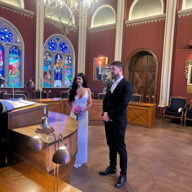 Paar wird vor dem Rathaus von Kopenhagen standesamtlich getraut.