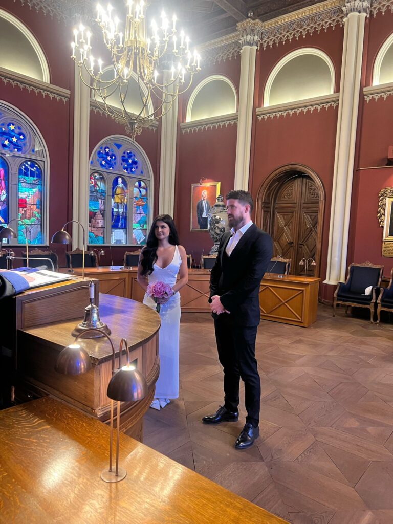 Paar wird vor dem Rathaus von Kopenhagen standesamtlich getraut.